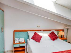 A bed or beds in a room at Hotel Explorer