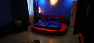 a bedroom with a red bed in a blue room at Max - Mamaia Nord in Mamaia Sat/Năvodari