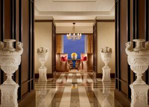 Ein Sitzbereich in der Unterkunft The Leela Palace Chennai