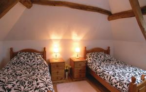 1 dormitorio con 2 camas y 2 mesitas de noche en Amazing Home In Ligny-sur-canche With 2 Bedrooms And Wifi, en Nuncq