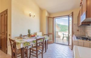 uma cozinha com mesa e cadeiras e uma cozinha com varanda em Lovely Apartment In Giano Dellumbria Pg With Kitchenette em Giano dellʼUmbria