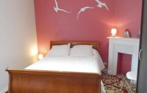 a bedroom with a bed with birds on the wall at Gorgeous Apartment In Vildé-La-Marine in Vildé la Marine