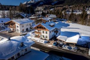 eine Luftansicht einer Stadt mit schneebedeckten Dächern in der Unterkunft Gästehaus Schönberg in Leutasch