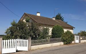 une clôture blanche devant une maison dans l'établissement Stunning Home In Peyrat Le Chteau With 3 Bedrooms And Wifi, à Peyrat-le-Château
