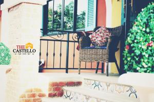 wiklinowe krzesło siedzące na ganku domu w obiekcie The Castello Resort w mieście Ko Larn