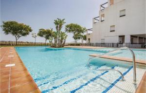 une grande piscine en face d'un bâtiment dans l'établissement Beautiful Apartment In Roldn With Outdoor Swimming Pool, à Roldán