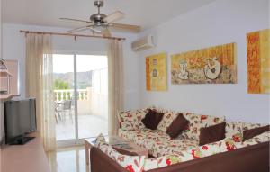 Ruang duduk di Amazing Apartment In Isla Plana With House Sea View