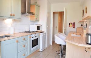 Kuchyň nebo kuchyňský kout v ubytování Nice Home In Port-En-Bessin-Huppain