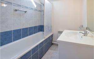 Koupelna v ubytování Nice Home In Port-En-Bessin-Huppain + 20 fotografií