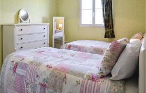 Postel nebo postele na pokoji v ubytování Nice Home In Port-En-Bessin-Huppain