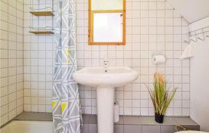 A bathroom at Amazing Apartment In Le Mesnil-esnard With Kitchen