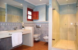 łazienka z umywalką, toaletą i prysznicem w obiekcie 4 Bedroom Stunning Home In Fornalutx w mieście Fornalutx +37 zdjęć