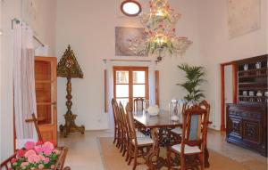 jadalnia ze stołem, krzesłami i żyrandolem w obiekcie 4 Bedroom Stunning Home In Fornalutx w mieście Fornalutx
