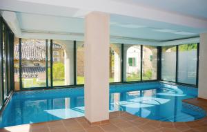 Basen w obiekcie 4 Bedroom Stunning Home In Fornalutx lub w pobliżu