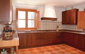 Kuchnia lub aneks kuchenny w obiekcie 4 Bedroom Stunning Home In Fornalutx
