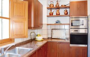 Kuchnia lub aneks kuchenny w obiekcie 4 Bedroom Stunning Home In Fornalutx