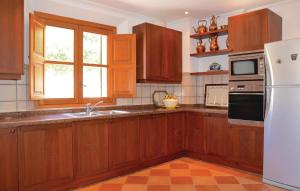 Kuchnia lub aneks kuchenny w obiekcie 4 Bedroom Stunning Home In Fornalutx