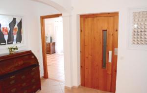 Telewizja i/lub zestaw kina domowego w obiekcie 4 Bedroom Stunning Home In Fornalutx