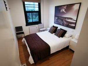 a bedroom with a large white bed with pillows at Precioso apartamento en A Coruña in A Coruña
