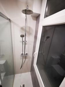 y baño con ducha y puerta de cristal. en Precioso apartamento en A Coruña en A Coruña