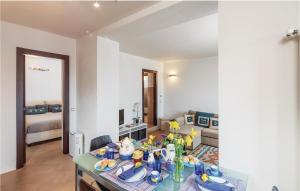 een woonkamer met een tafel en een bank bij Beautiful Apartment In Pitelli -sp- With Kitchen in Muggiano