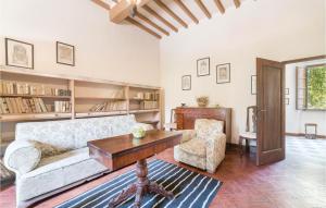 uma sala de estar com um sofá e uma mesa em Barbaiano C em Monte San Savino