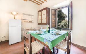 uma cozinha com uma mesa com cadeiras e um frigorífico em Barbaiano C em Monte San Savino