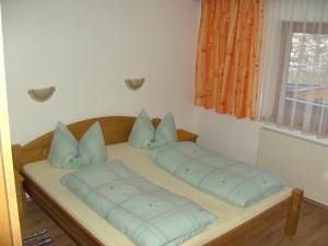 2 Kissen auf einem Bett in einem Zimmer in der Unterkunft Ferienwohnung Hippach - Monika Sporer in Hippach