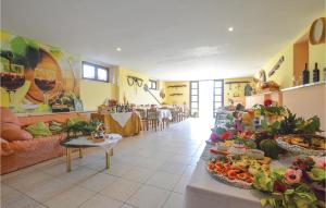 トッリータ・ディ・シエーナにあるOrchideaの室内に果物・野菜を展示した店舗
