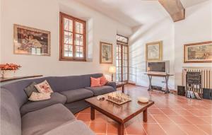 - un salon avec un canapé et une table dans l'établissement Lovely Home In Terranuova B,ni Ar With Wifi, à Castelfranco di Sopra