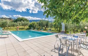 Castelfranco di SopraにあるLovely Home In Terranuova B,ni Ar With Wifiの庭園内のスイミングプール(椅子、テーブル付)