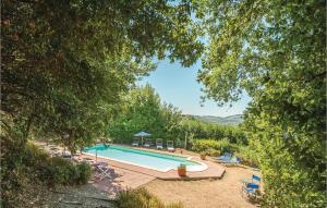 einen Pool in einem Garten mit Bäumen in der Unterkunft Querce in San Pancrazio