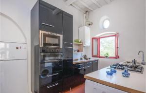 San PancrazioにあるQuerceのキッチン(黒い冷蔵庫、コンロ付) 上部オーブン