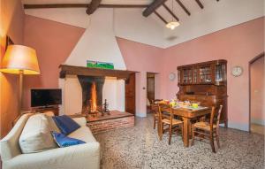een woonkamer met een tafel en een open haard bij La Cisterna in Monte San Savino