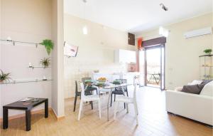 una cucina e un soggiorno con tavolo e sedie di Gorgeous Apartment In Lettere -na- With Kitchen a Lettere