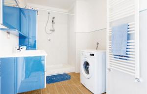 bagno con lavatrice e lavandino di Gorgeous Apartment In Lettere -na- With Kitchen a Lettere
