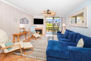 een woonkamer met een blauwe bank en stoelen bij G222 - Paradise Found in Oceanside