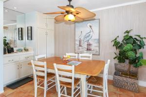 een eetkamer met een houten tafel en witte stoelen bij G222 - Paradise Found in Oceanside