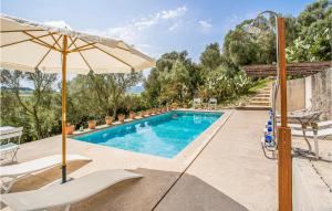 uma piscina exterior com um guarda-sol e um cesto de basquetebol em Cozy Home In Ariany With Outdoor Swimming Pool em Ariany
