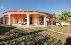 uma casa com um gazebo num quintal em Cozy Home In Costa Rei -ca- With Wifi em Monte Nai