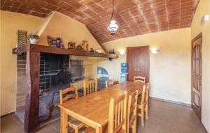 A kitchen or kitchenette at Stunning Home In Riudellots