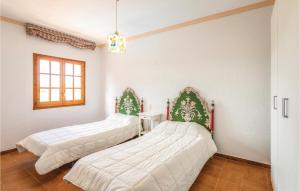 A bed or beds in a room at Stunning Home In Riudellots Még 27 kép