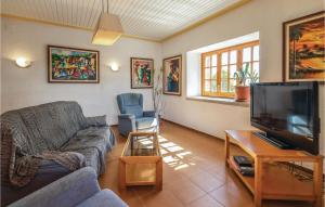 A television and/or entertainment centre at Stunning Home In Riudellots