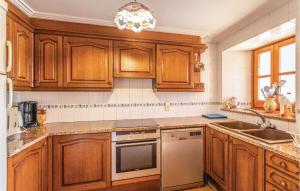 A kitchen or kitchenette at Stunning Home In Riudellots