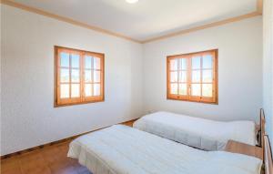 A bed or beds in a room at Stunning Home In Riudellots