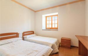 A bed or beds in a room at Stunning Home In Riudellots