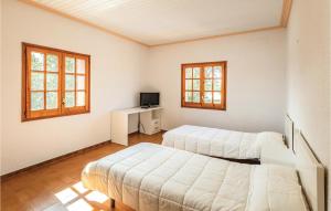 A bed or beds in a room at Stunning Home In Riudellots