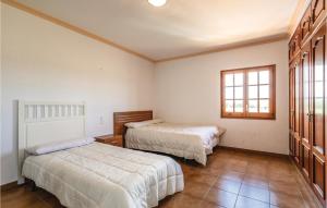A bed or beds in a room at Stunning Home In Riudellots