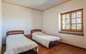 A bed or beds in a room at Stunning Home In Riudellots