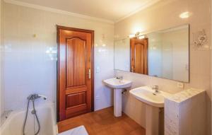 A bathroom at Stunning Home In Riudellots